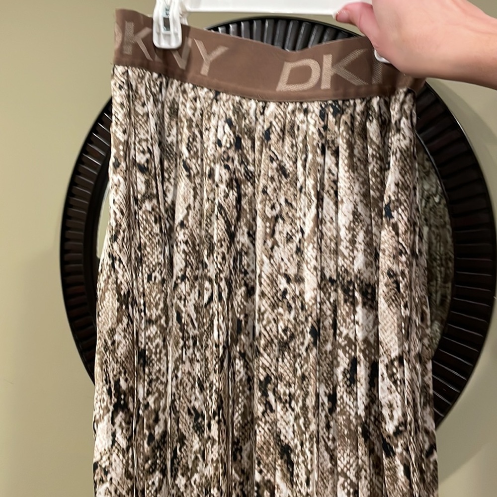 NWOT DKNY boutique animal print pleated skirt. Gorgeous - Picture 5 of 17